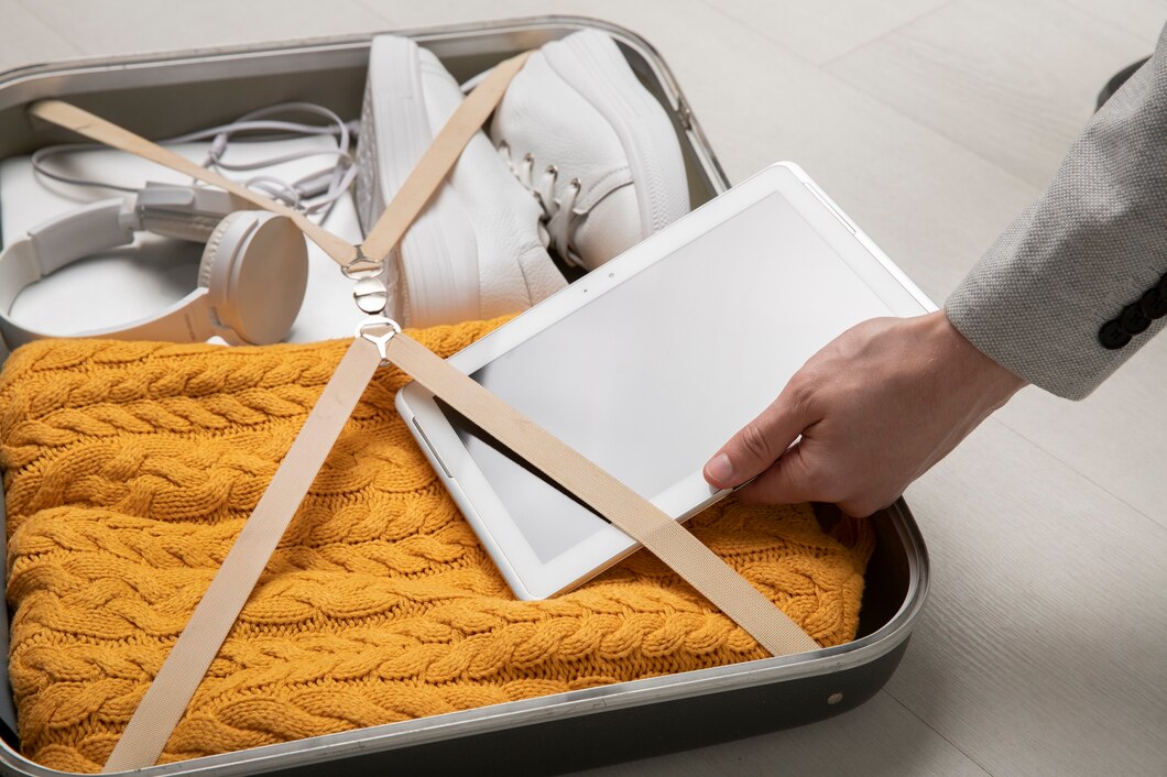 Jak utrzymać porządek w walizce i zabezpieczyć ubrania przed zagnieceniem podczas podróży?