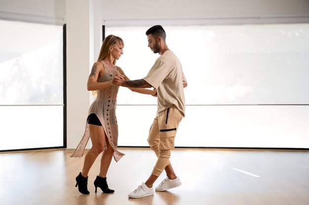 Poznaj korzyści z nauki salsy dla dorosłych w renomowanym studiu tańca