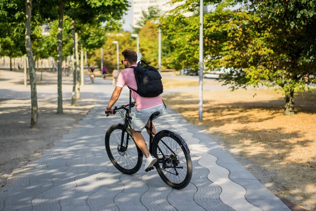 Jak zintegrować nowoczesne rozwiązania dla rowerzystów w przestrzeni miejskiej?